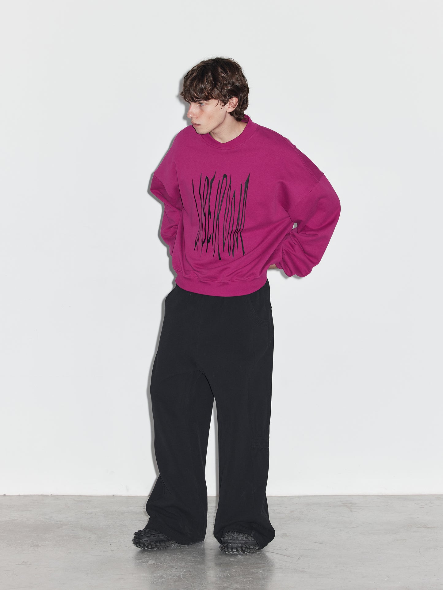 Basic Logo Print Long-Sleeved Pullover Sweatshirt