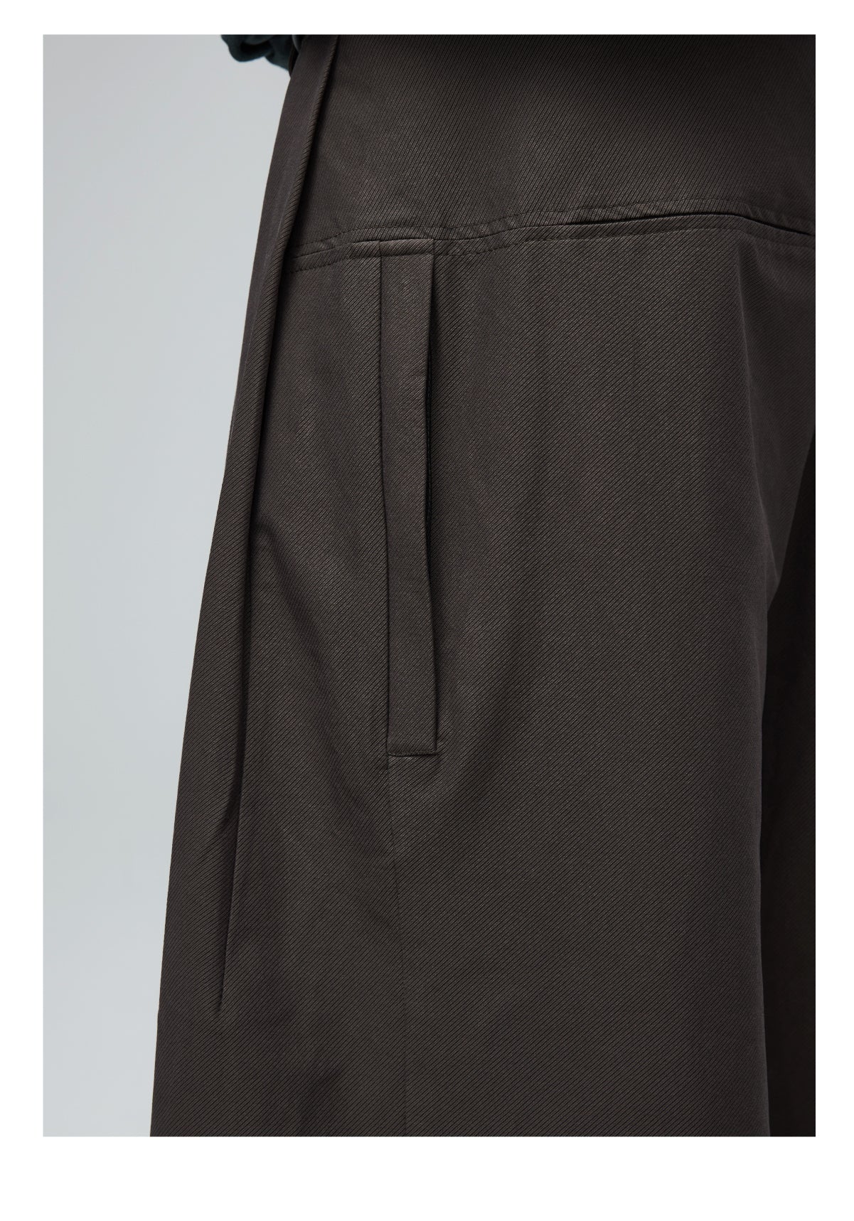 Multi-pleated cropped pants