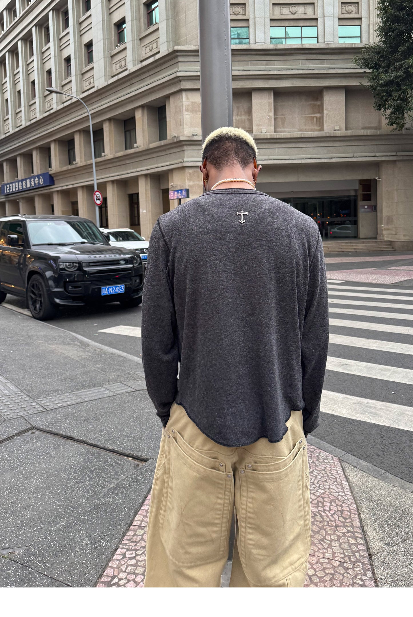 T-shirt with shiny buttons