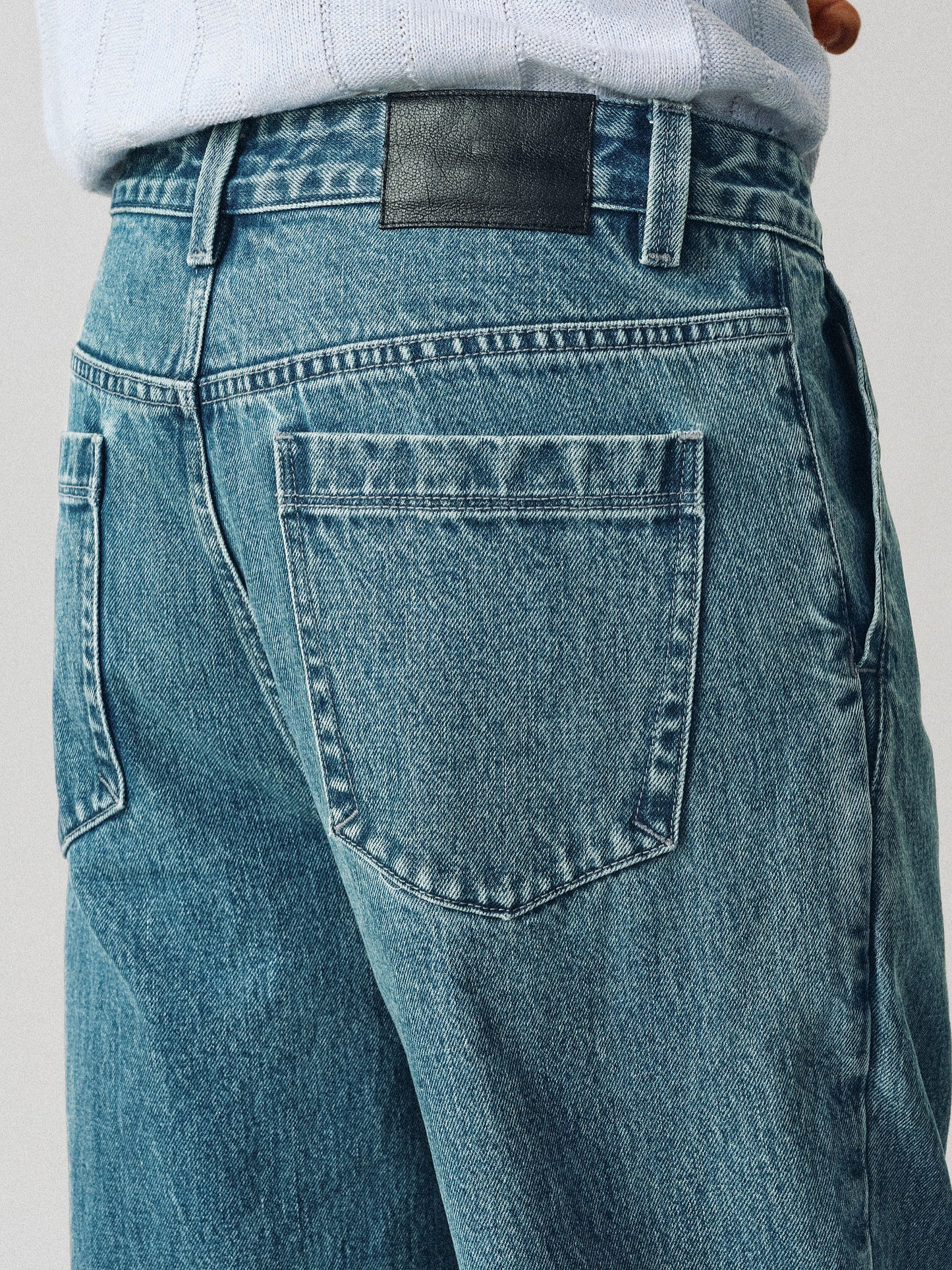 Straight-leg jeans with slanted pockets