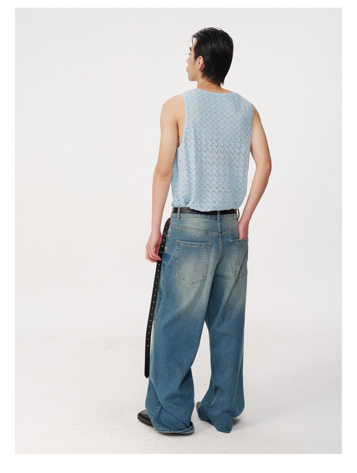 Loose-fitting tank top