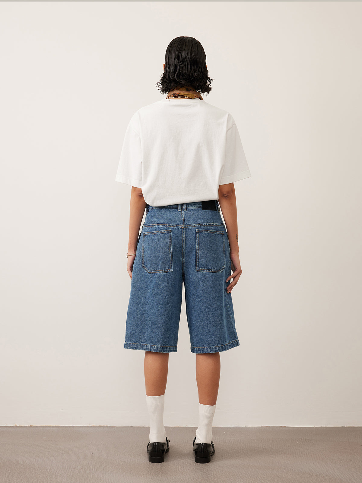 Single-pleated denim shorts