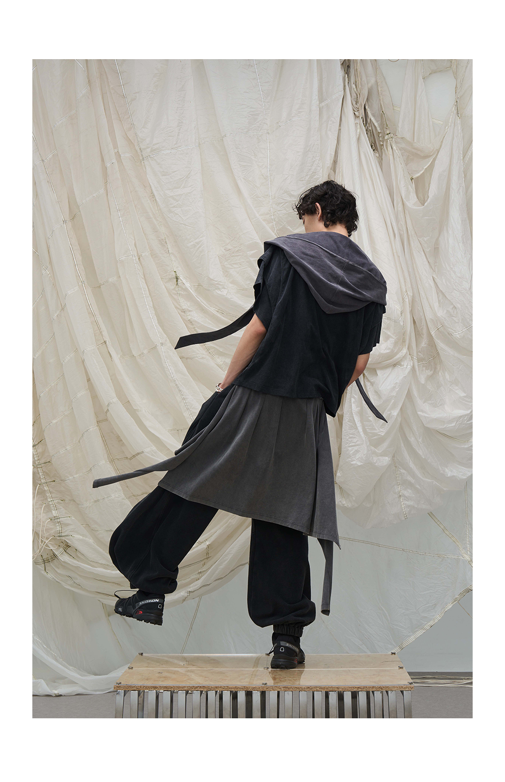 Decorative scarf with zipper