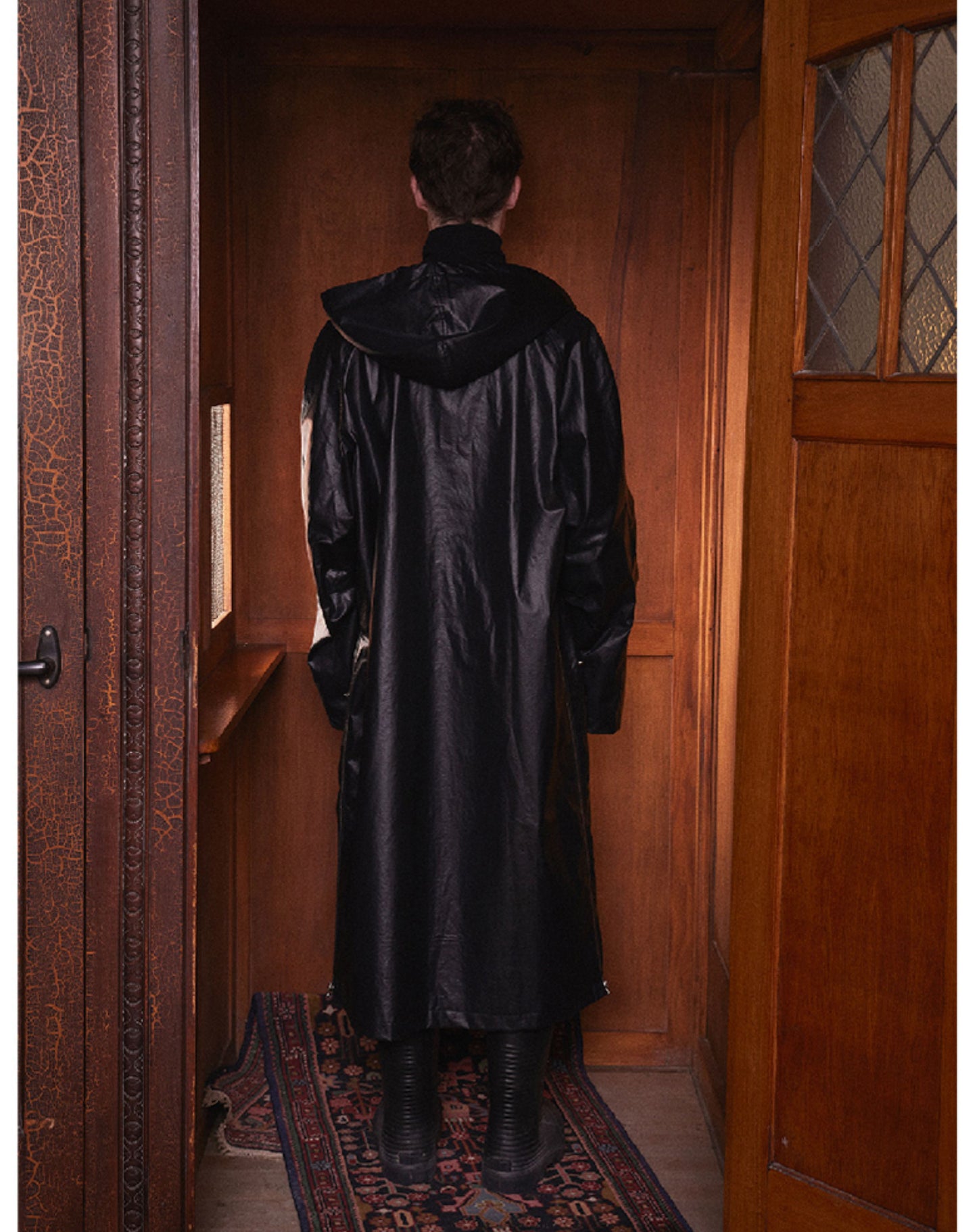 Zipper silhouette hooded leather coat