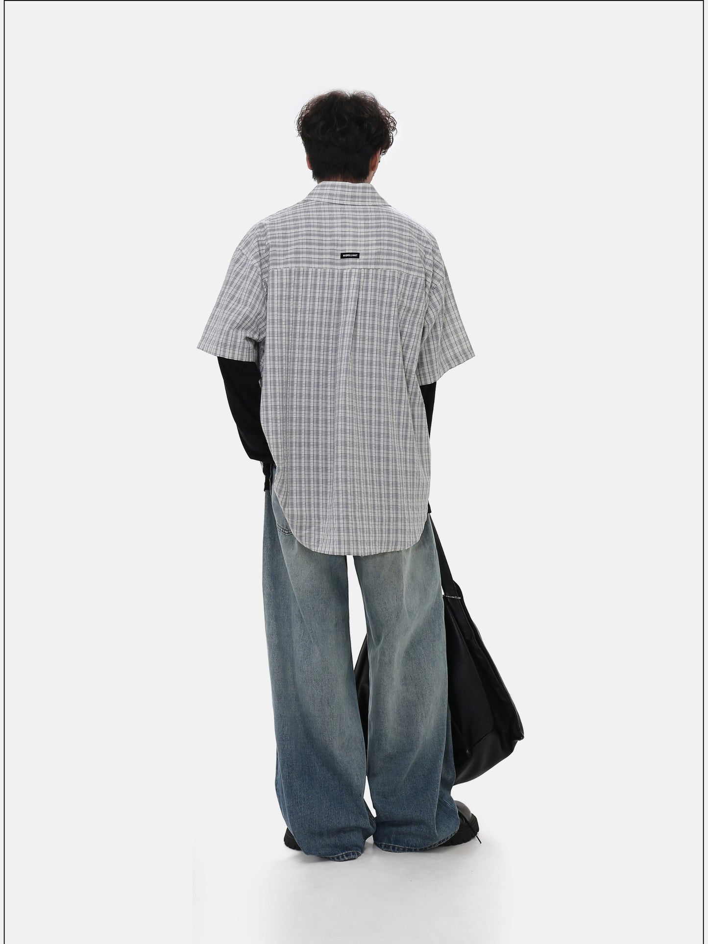 라벨이 붙은 작은 체크무늬 셔츠