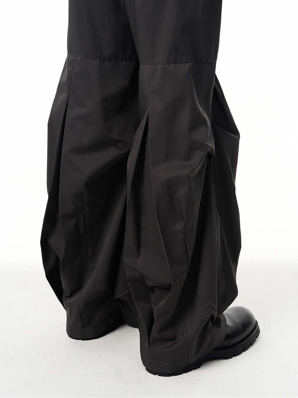 Loose-fitting pleated casual pants