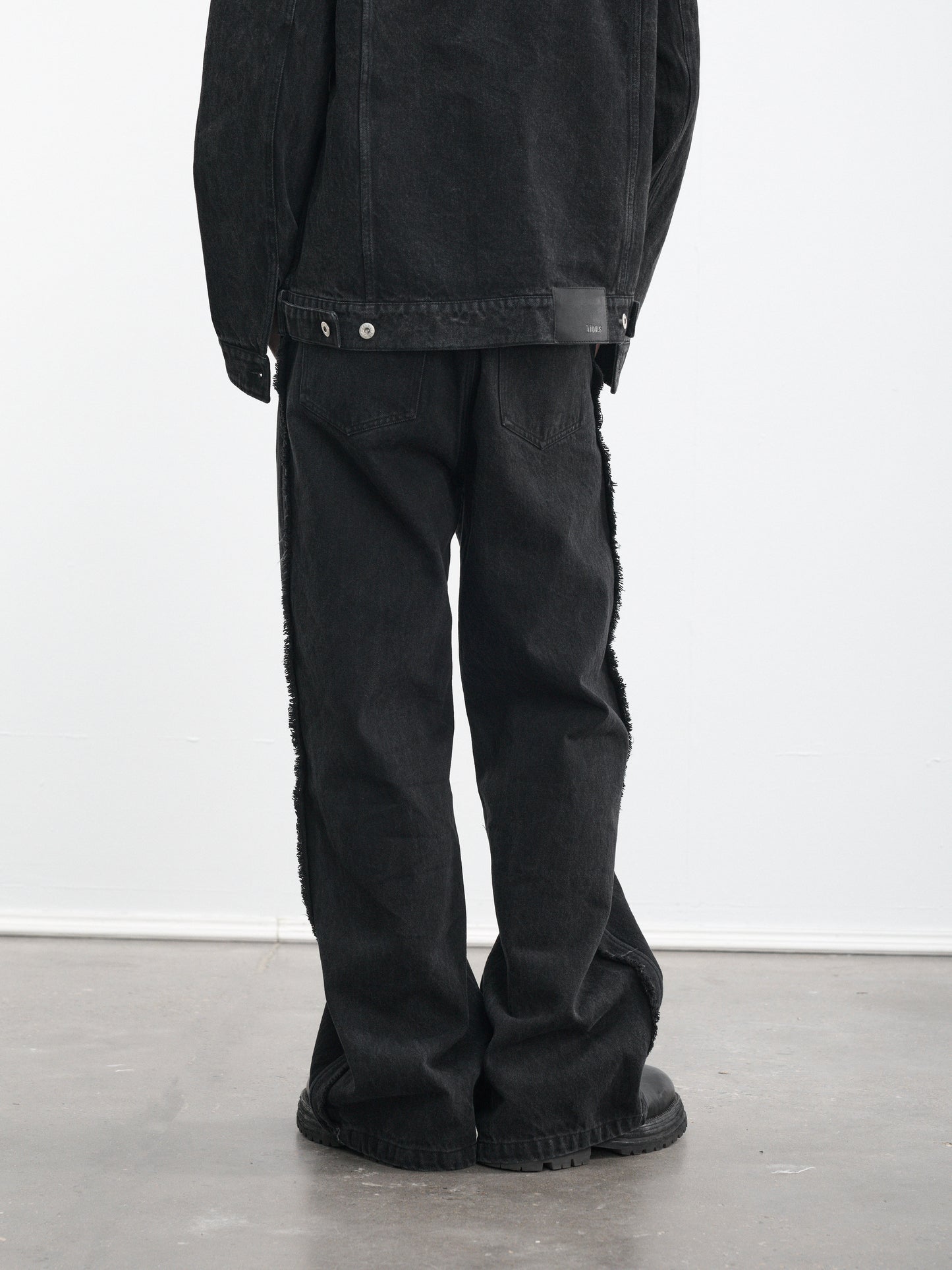 Loose-fit distressed jeans