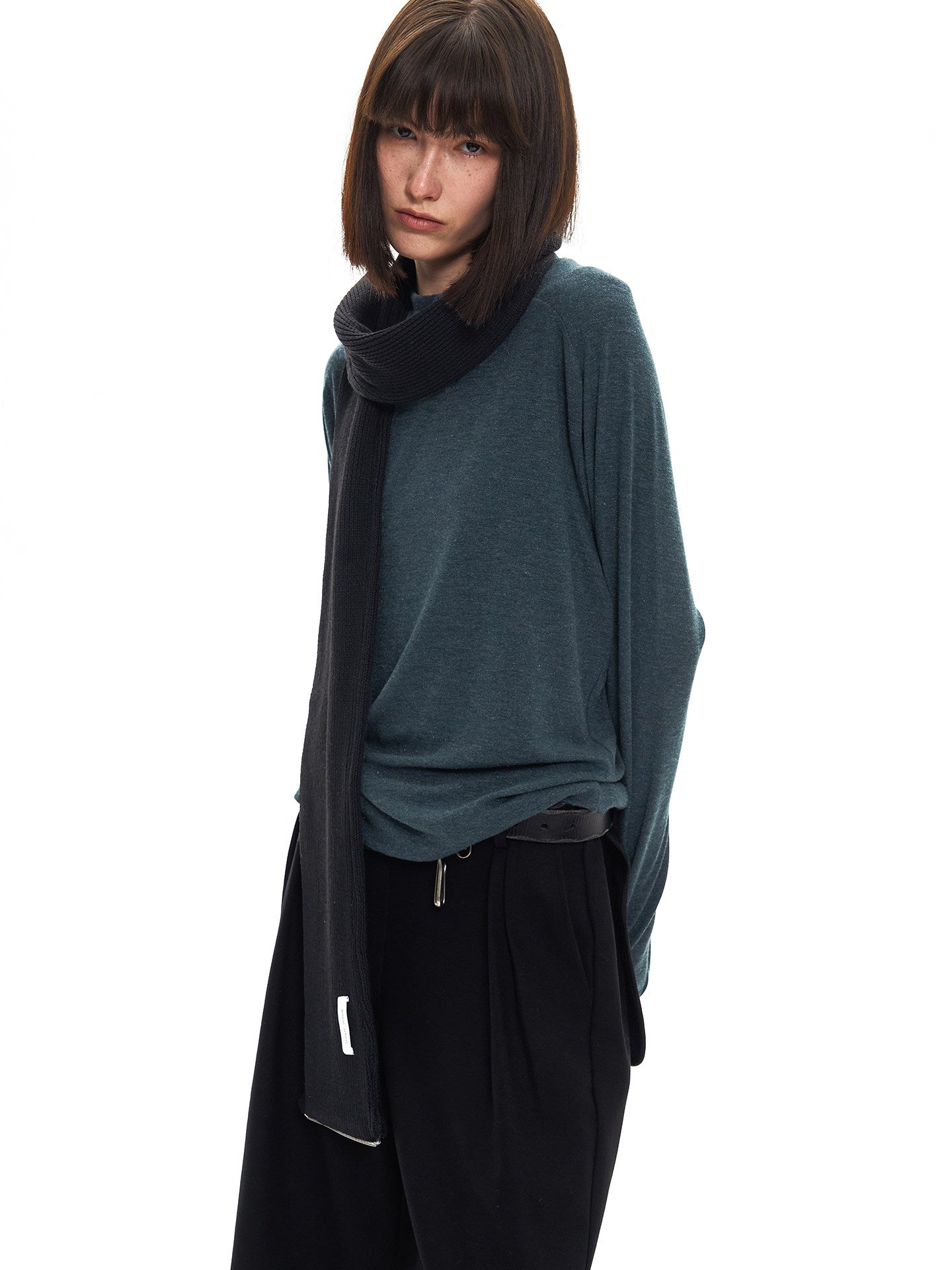 Mid-length scarf with zipper
