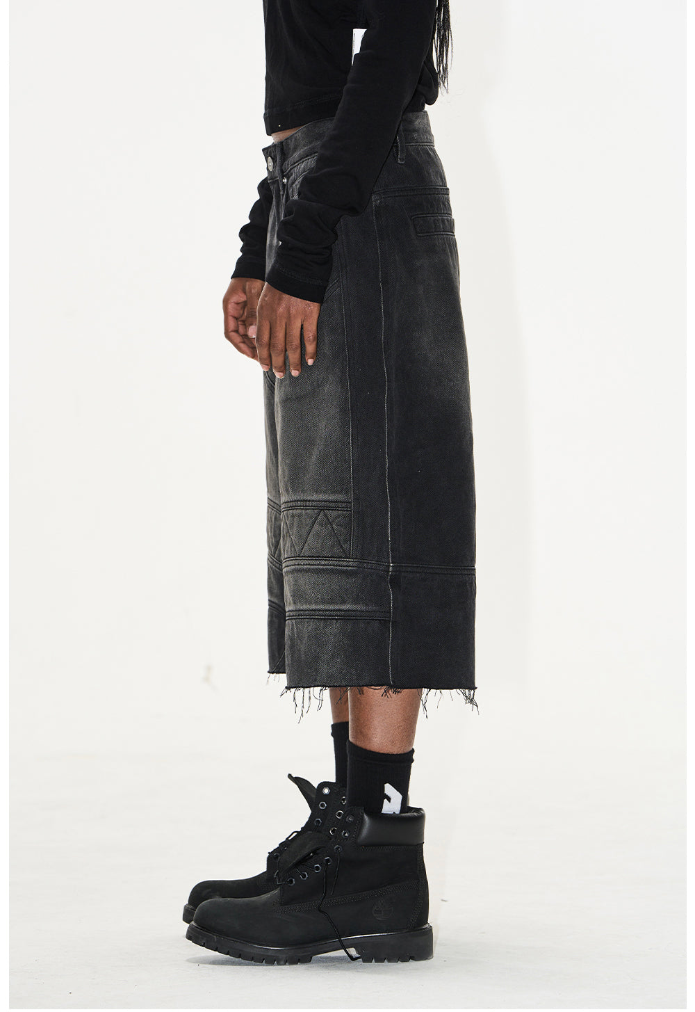 Wash-processed distressed denim shorts