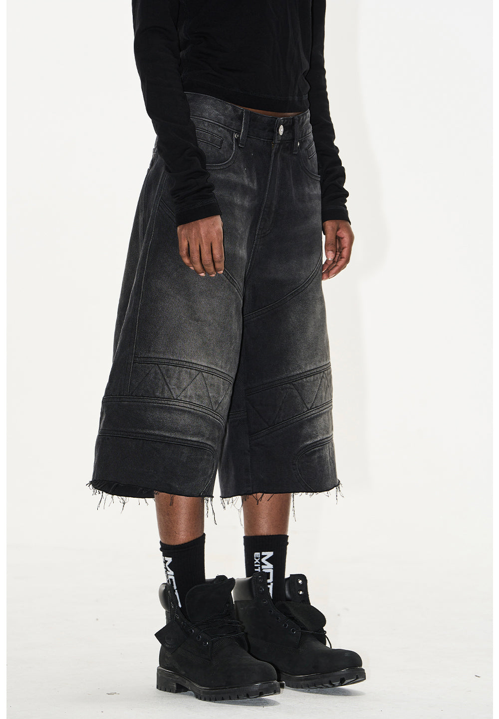 Wash-processed distressed denim shorts