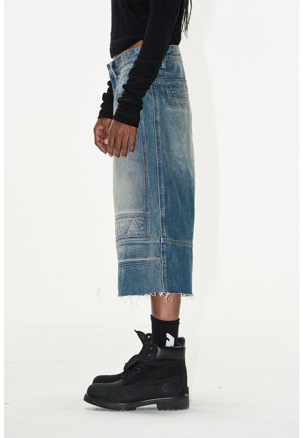 Wash-processed distressed denim shorts