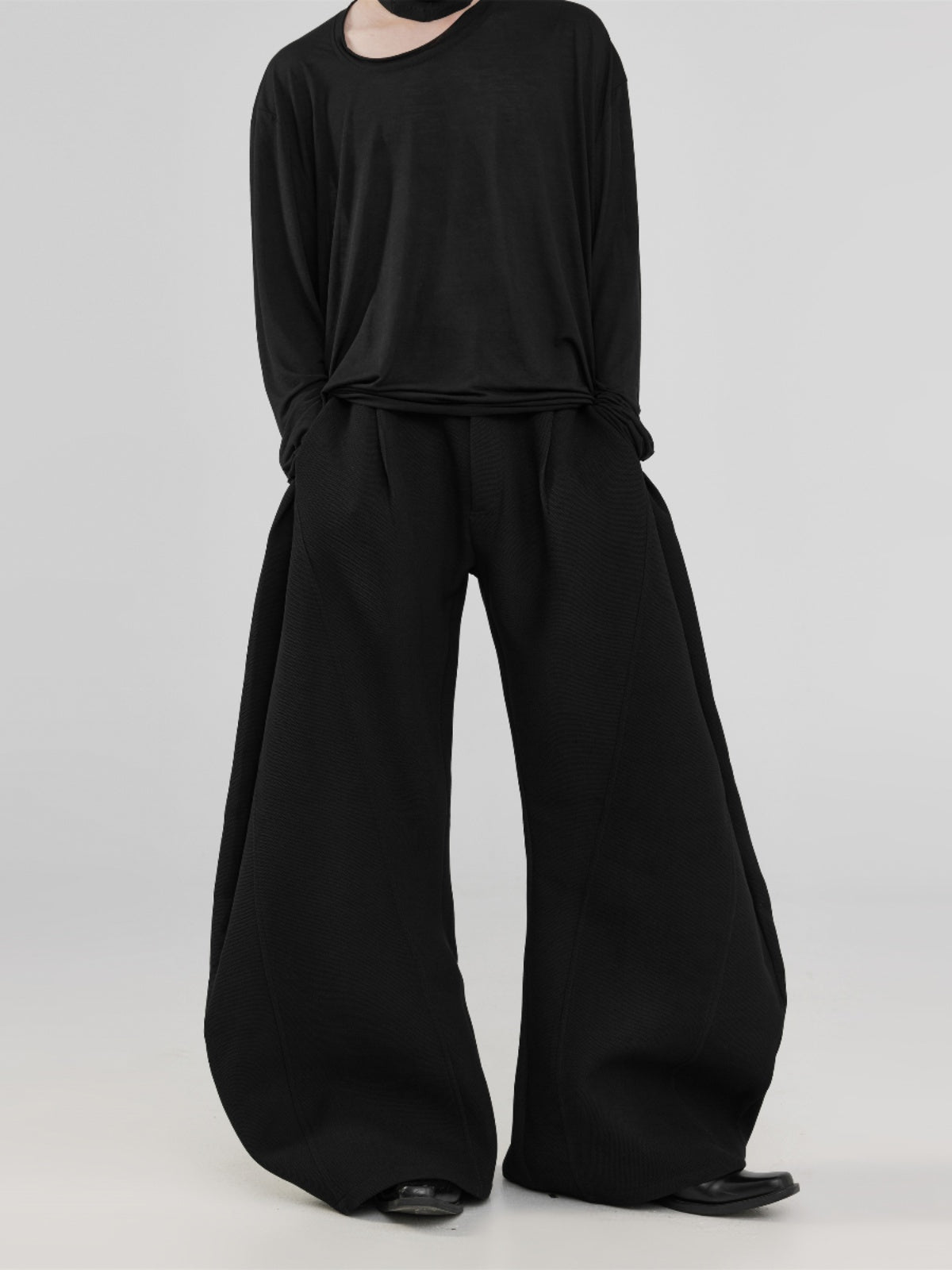 Pleated loose-fitting wide-leg pants