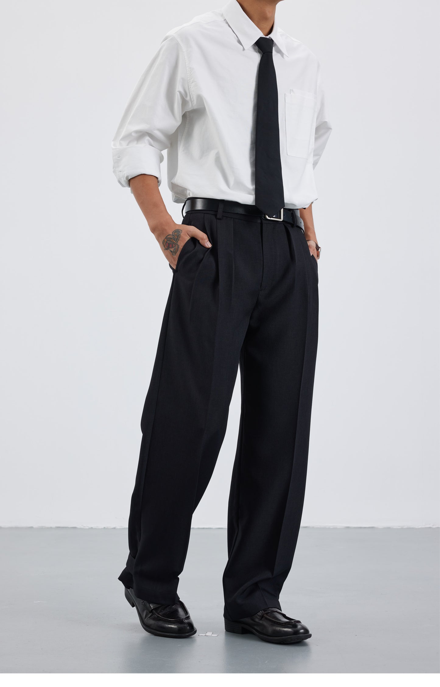 Adjustable 3-pleat casual pants