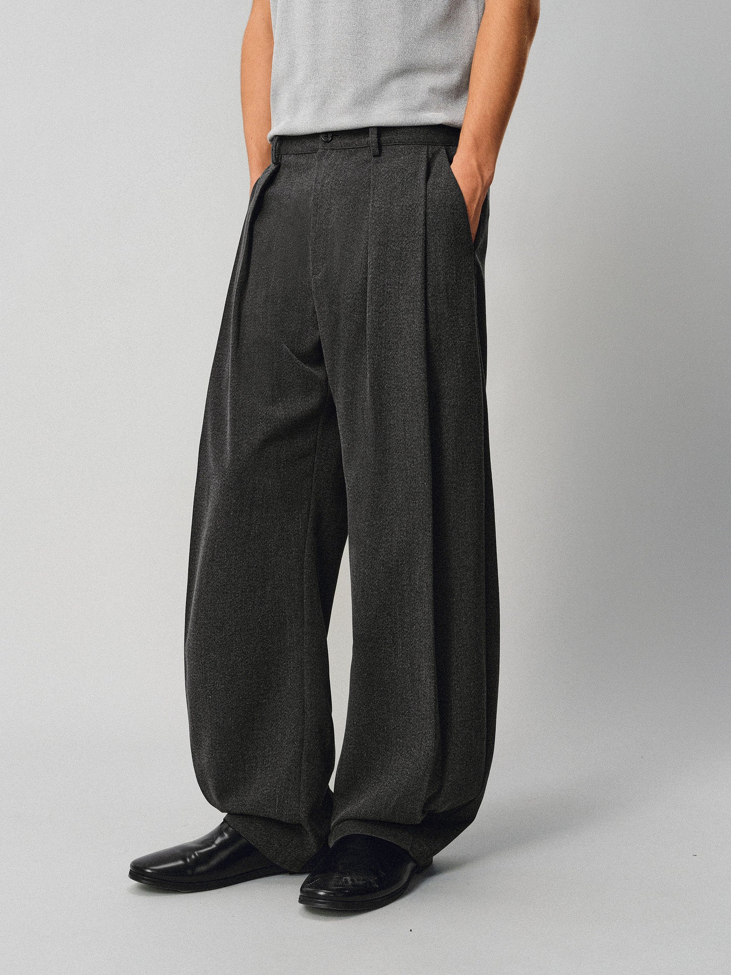 Relaxed-Fit Pleated Casual Pants
