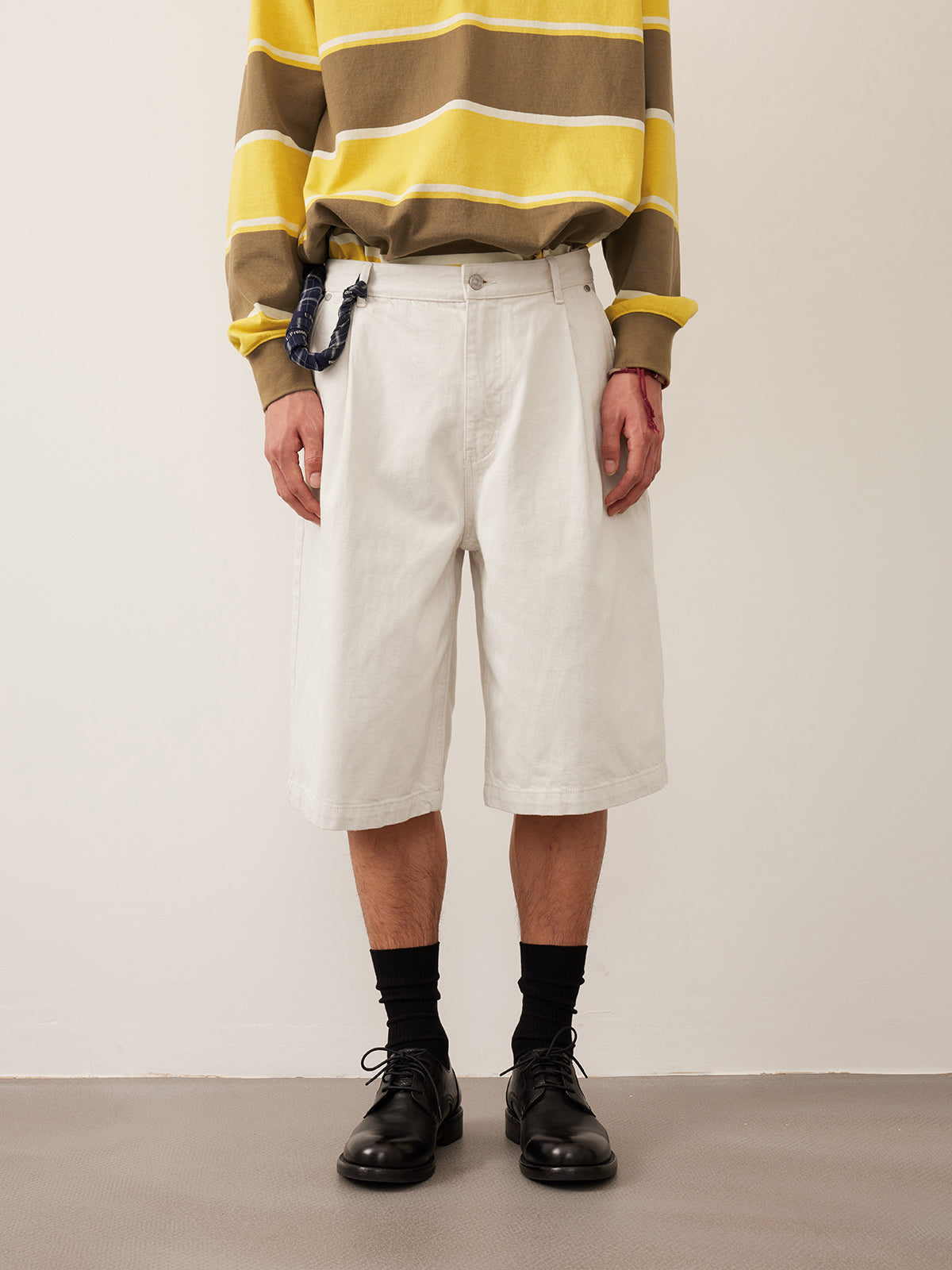 Single-pleated denim shorts