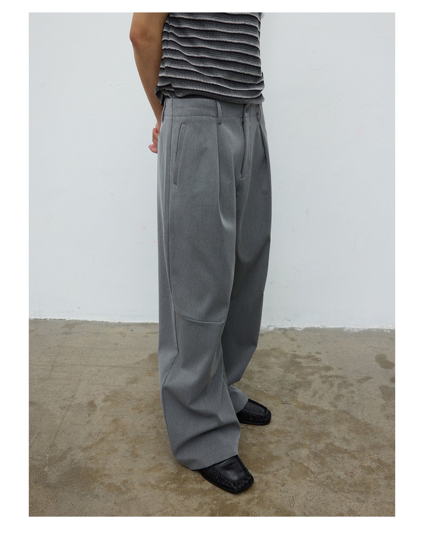 Curved Single-Pleat Casual Pants