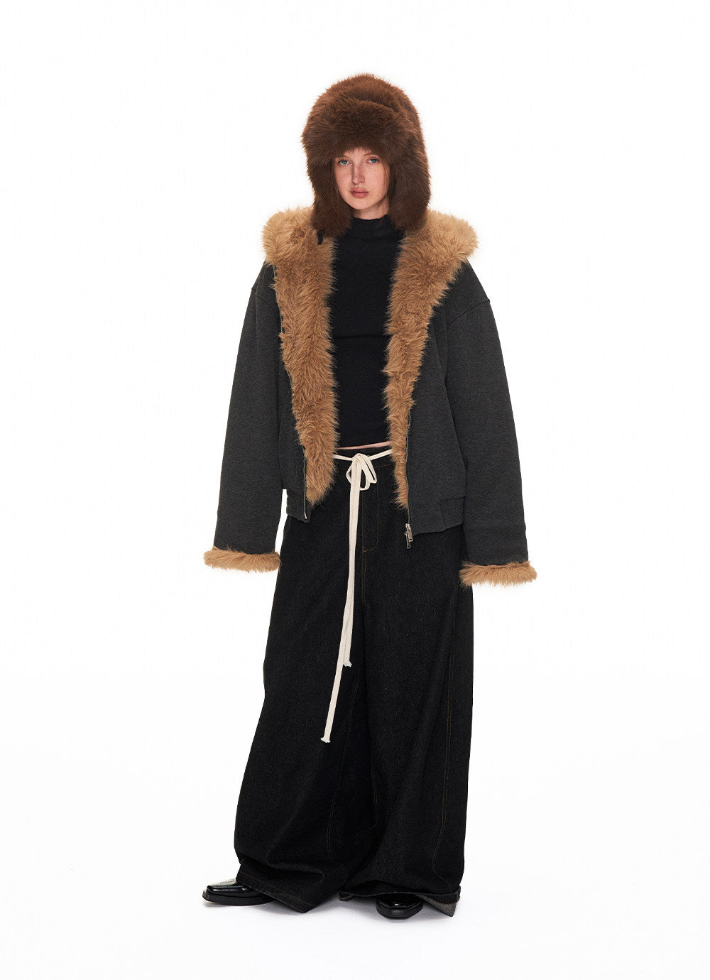 Sweatshirt with a large fur collar