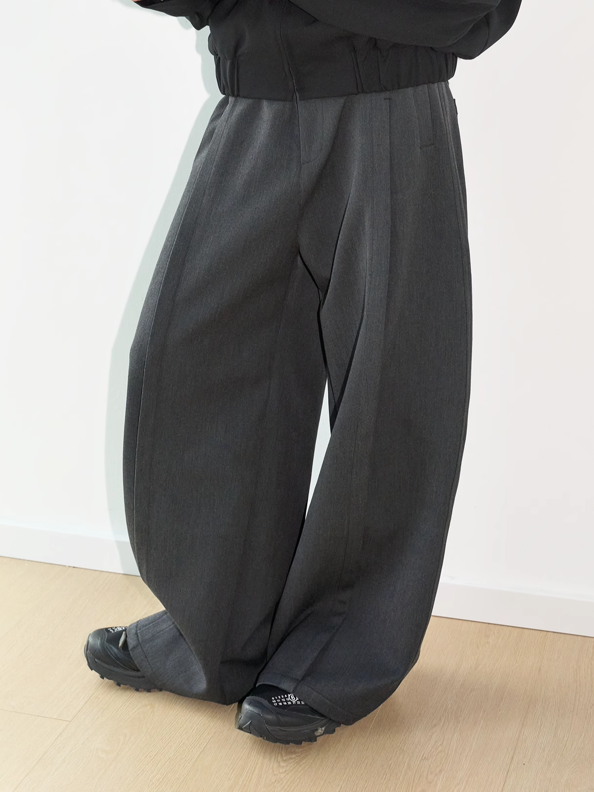 Three-dimensional pleated silhouette wide casual pants