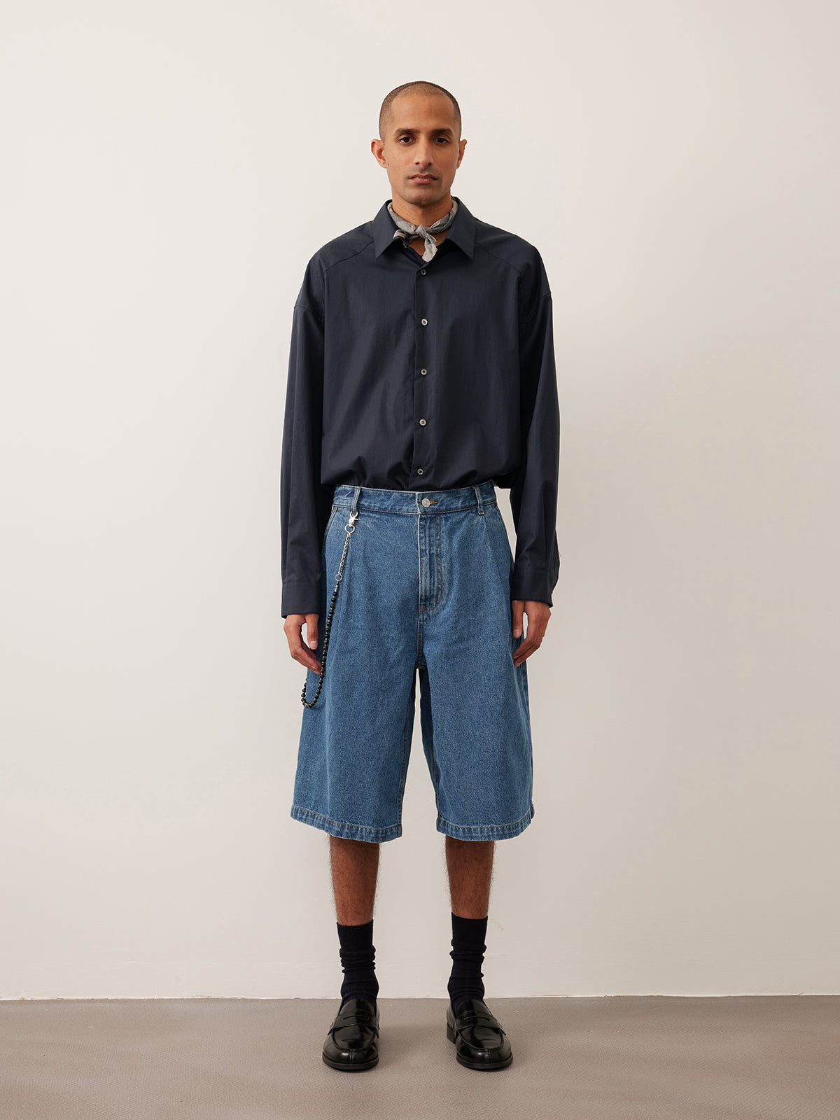 Single-pleated denim shorts