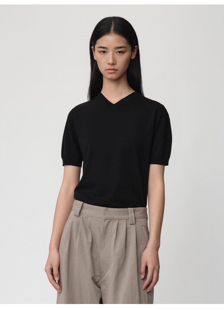 V-neck knit shirt
