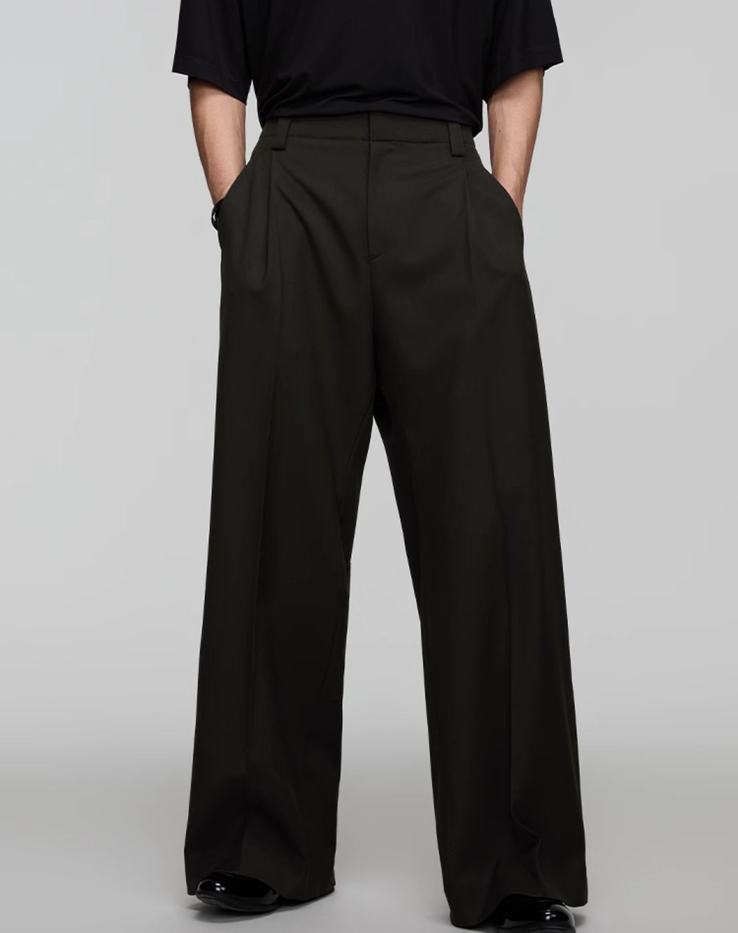Pleated wide-leg pants