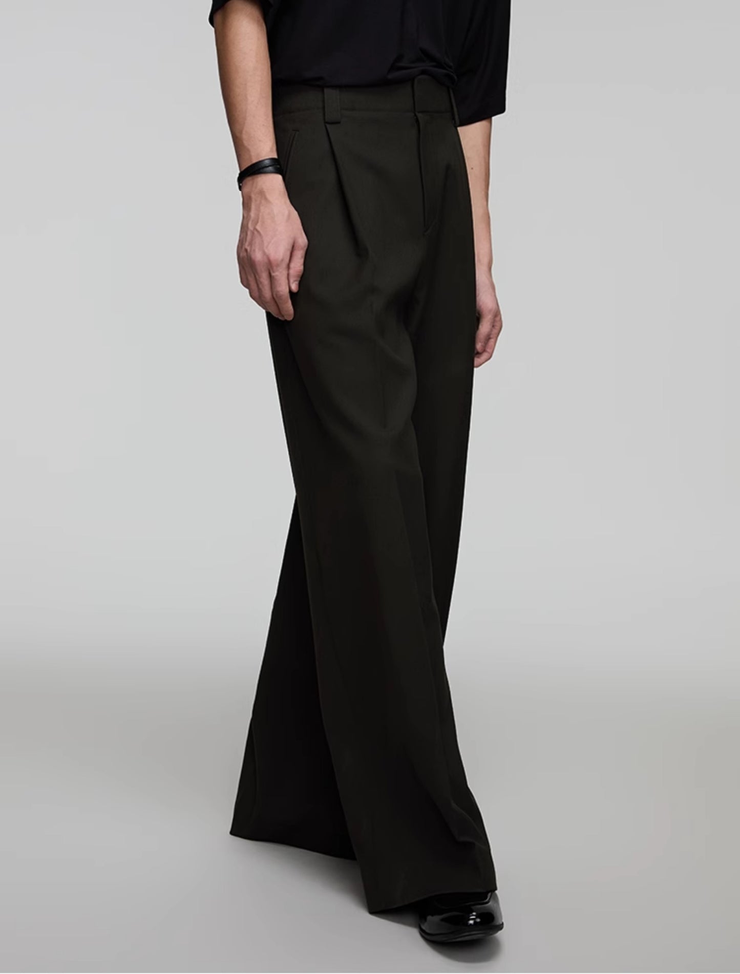 Pleated wide-leg pants