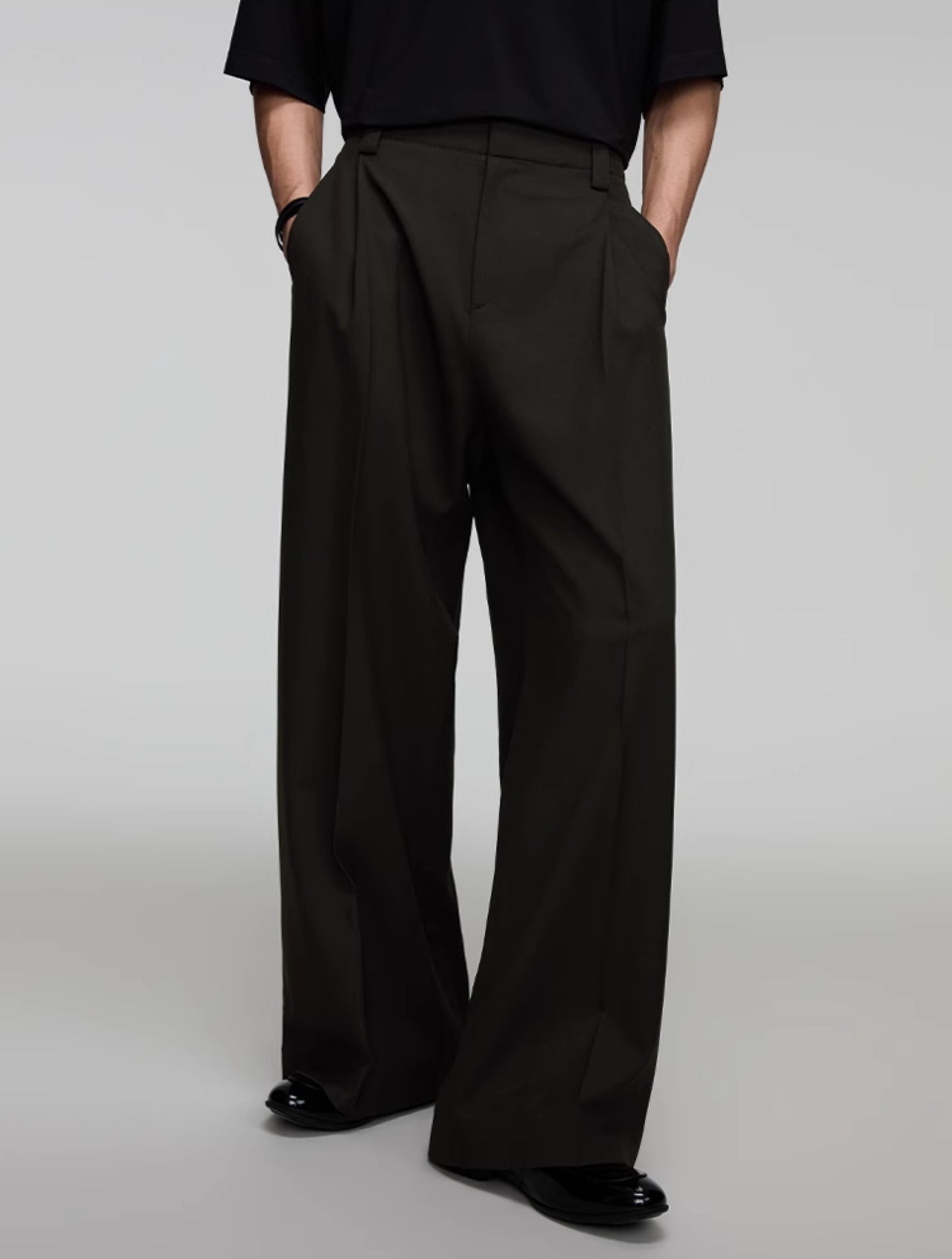 Pleated wide-leg pants