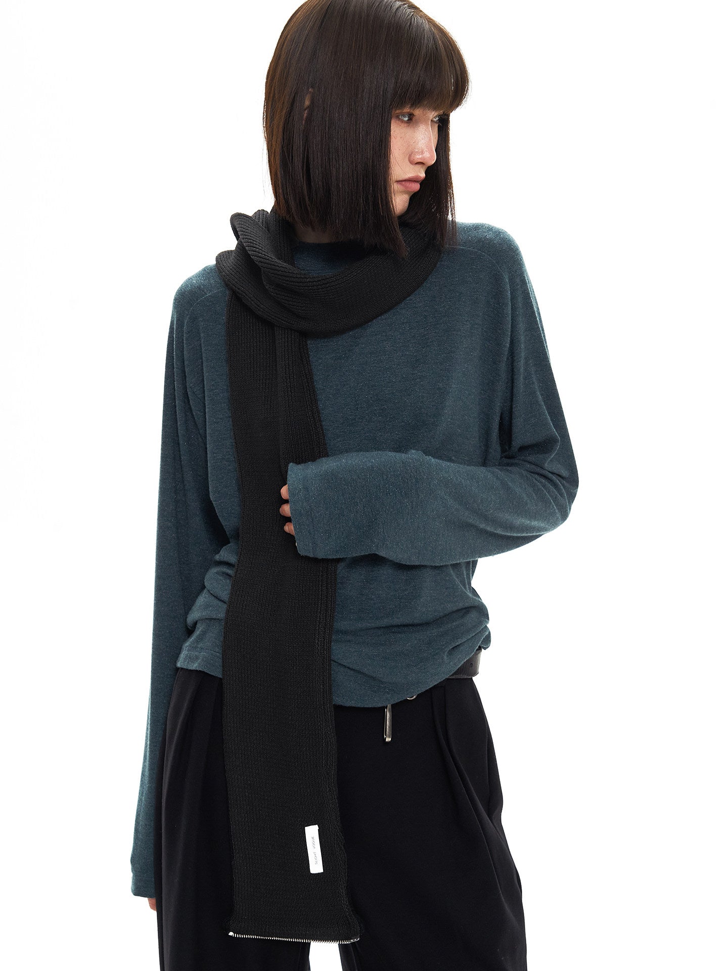 Mid-length scarf with zipper