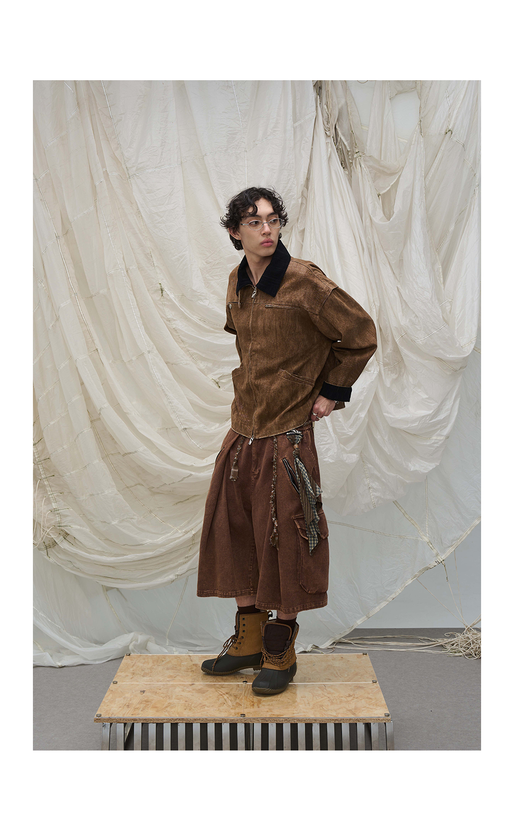 Cropped pants with detachable scarf