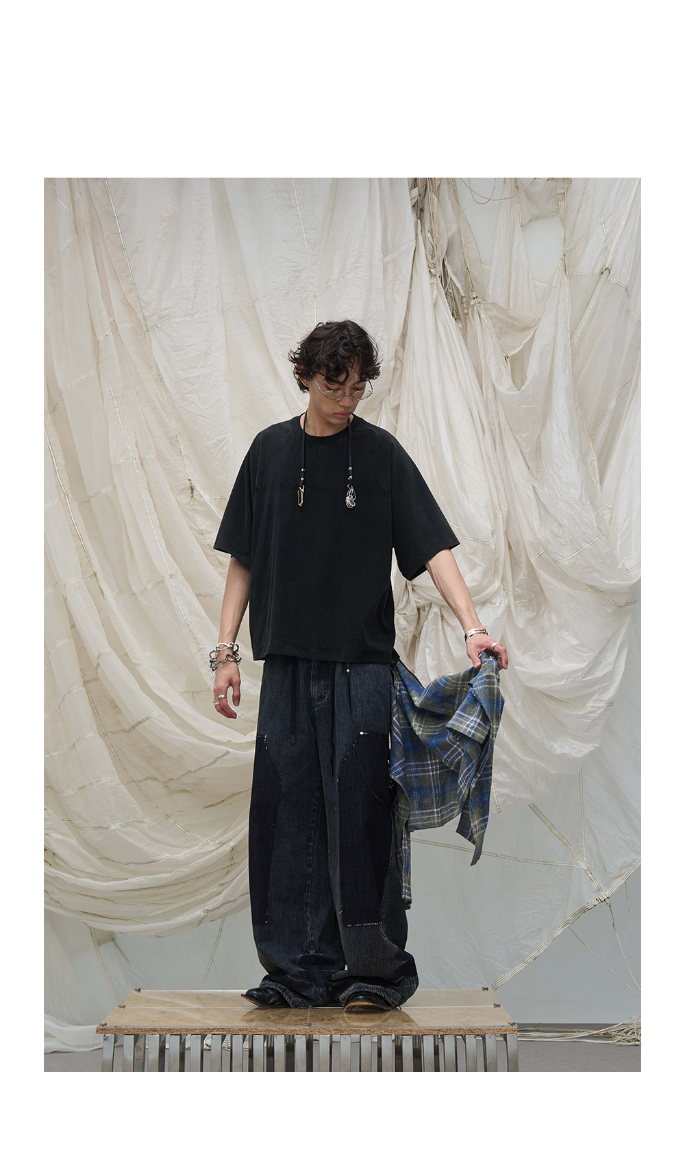 Decorative scarf with zipper