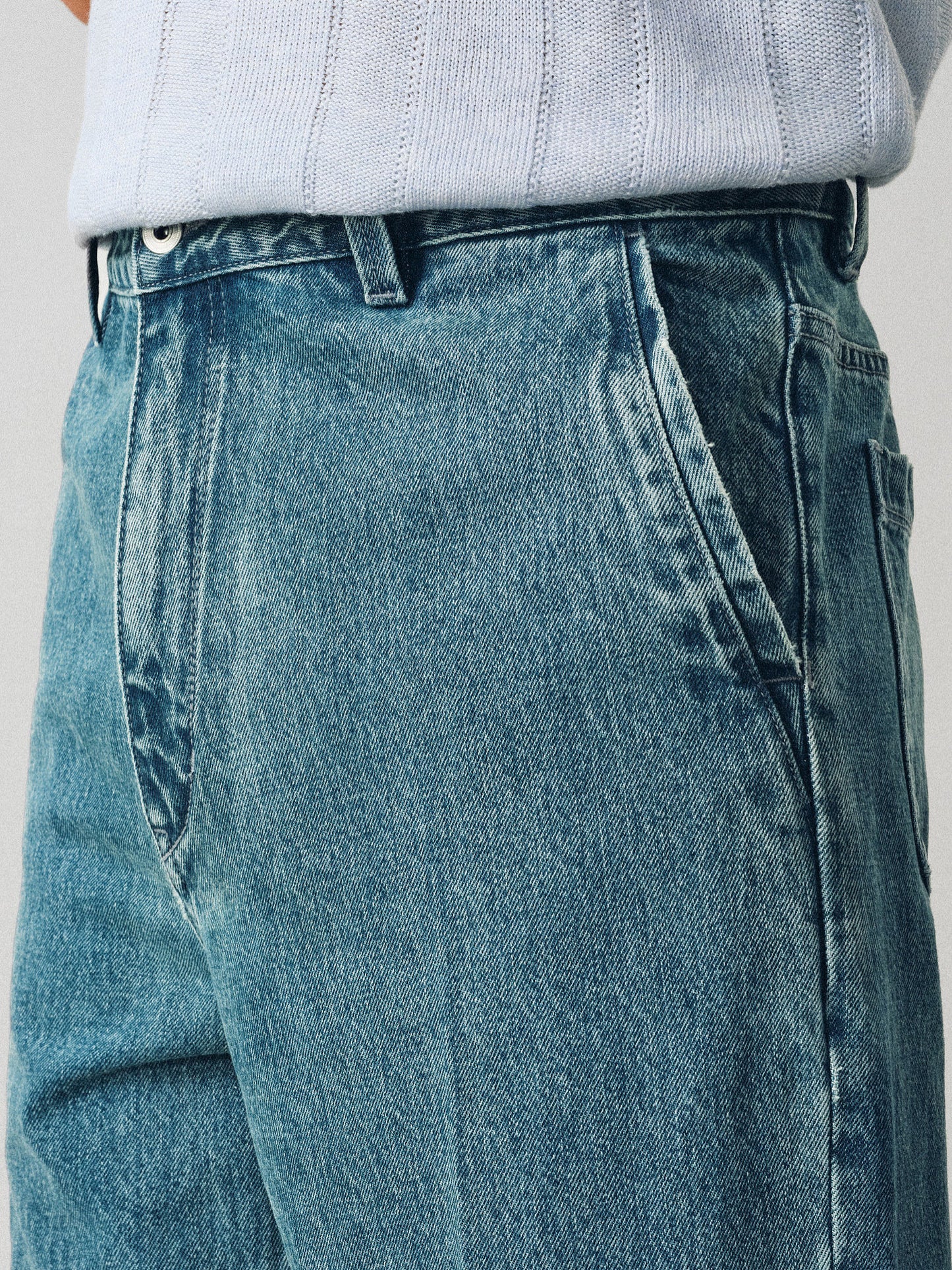 Straight-leg jeans with slanted pockets