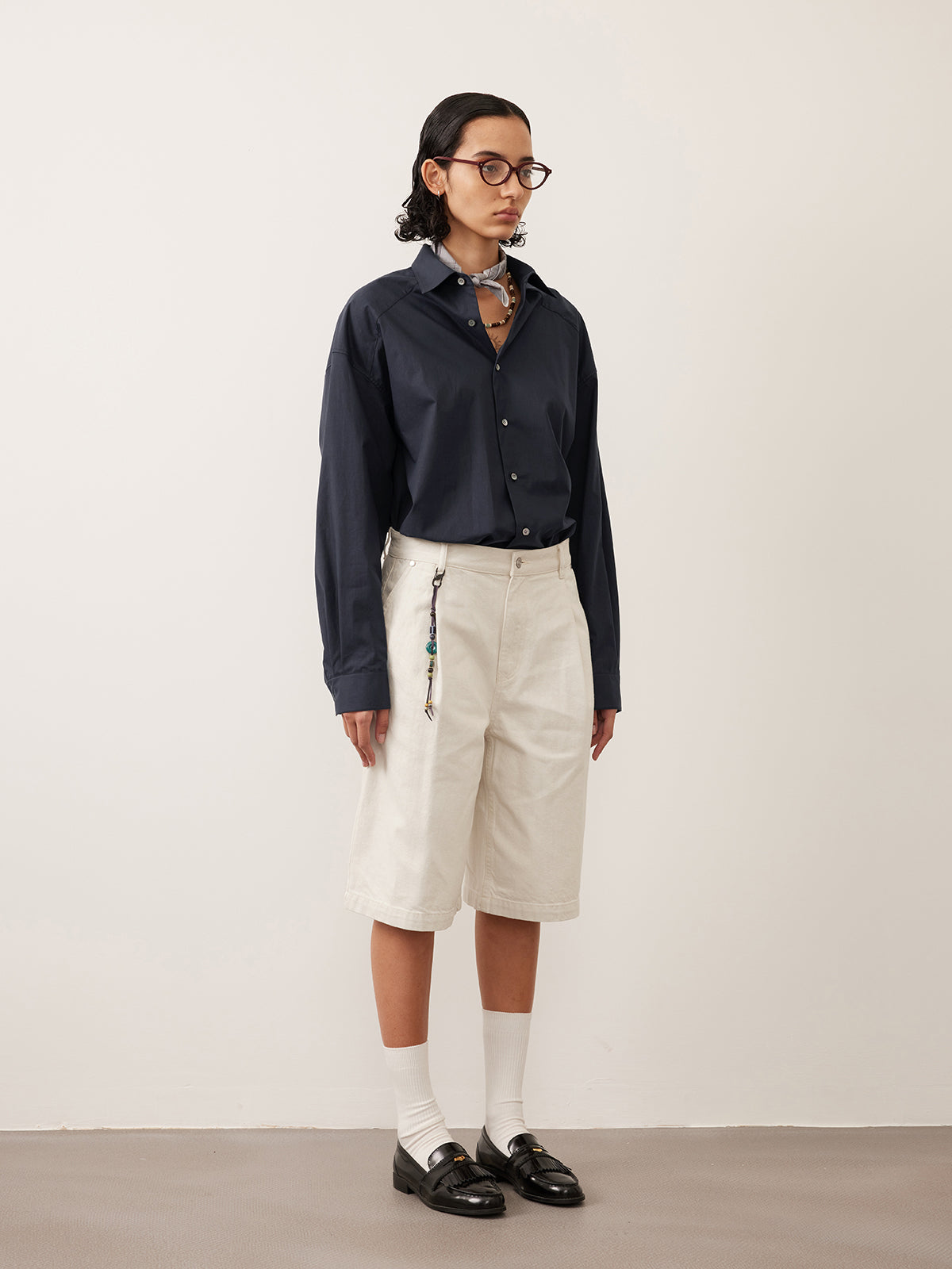 Single-pleated denim shorts