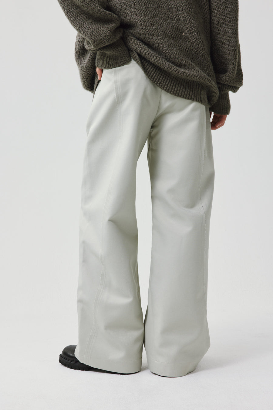 Scimitar cut casual pants