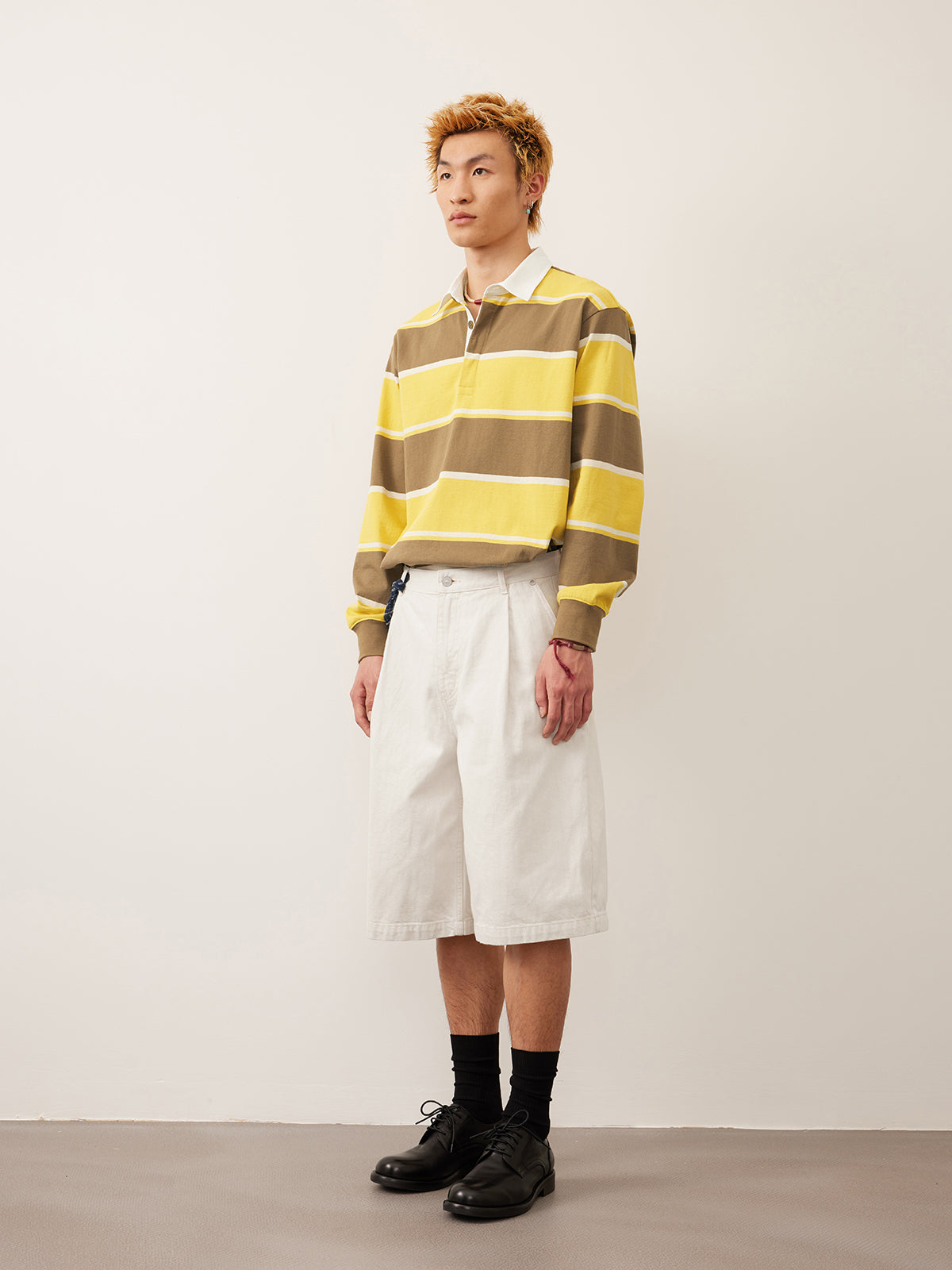 Single-pleated denim shorts