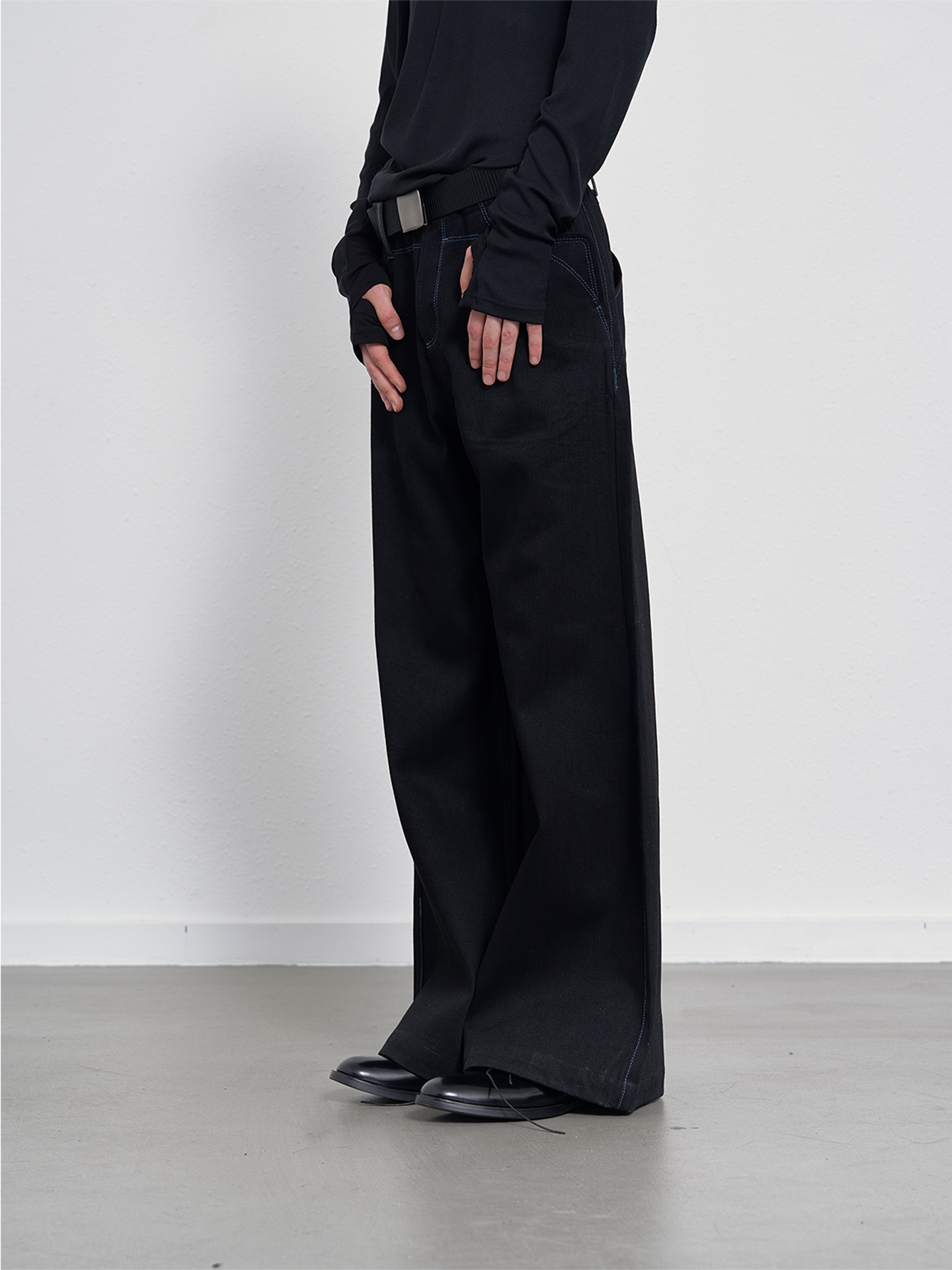 Curved pocket denim pants