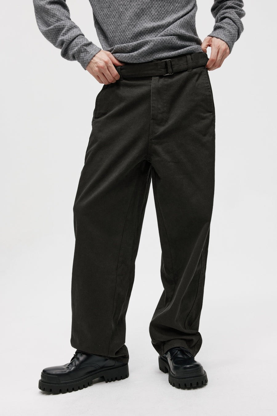 Twill scimitar-cut casual pants