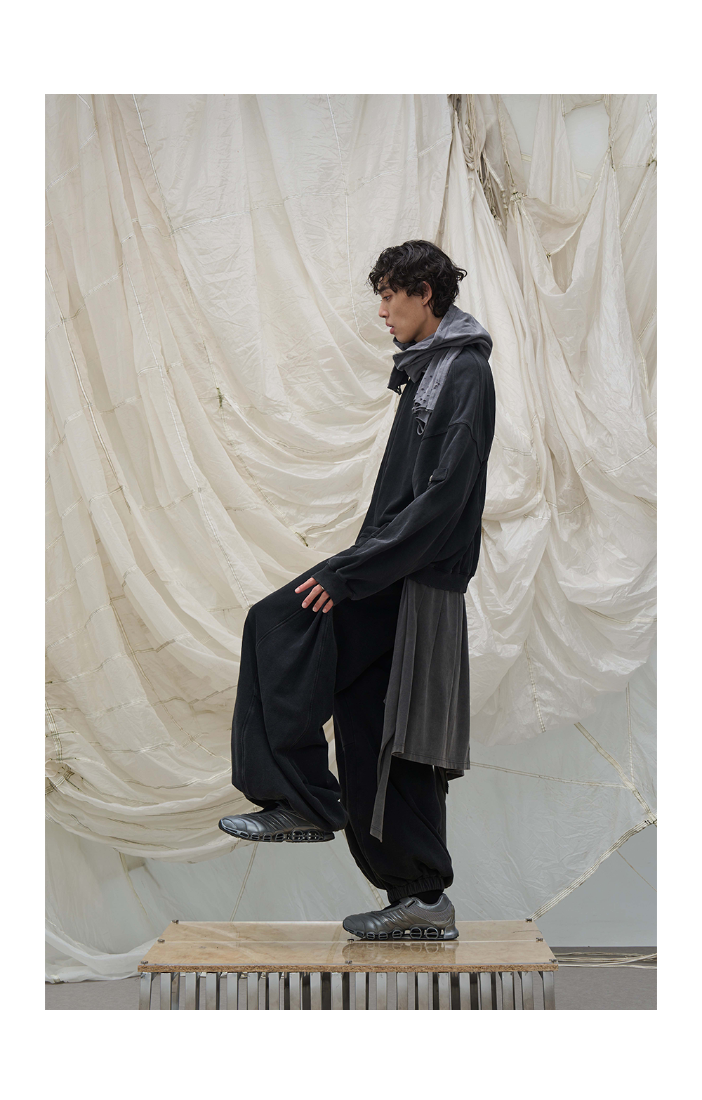 Decorative scarf with zipper