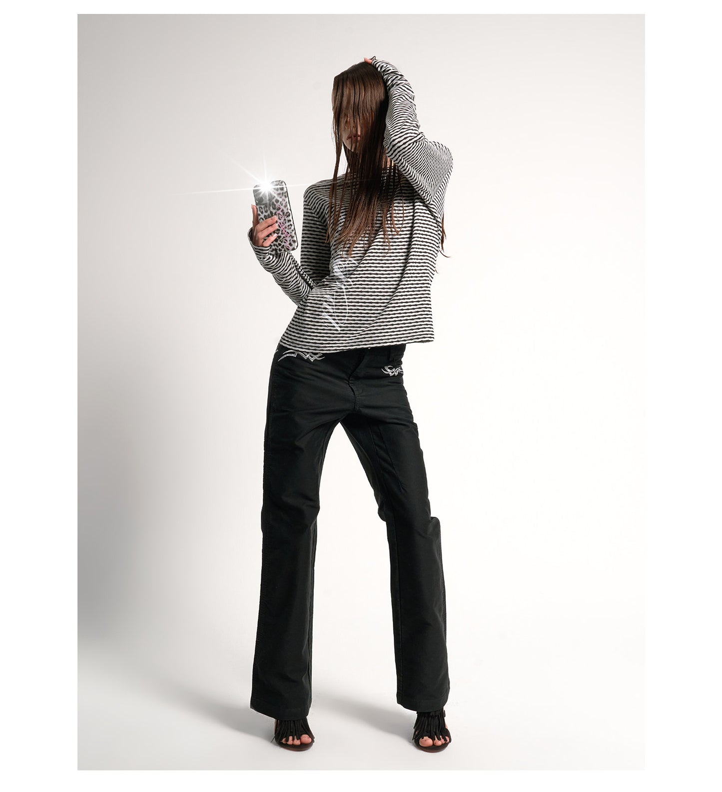 刺繍とリベット付カジュアルパンツ