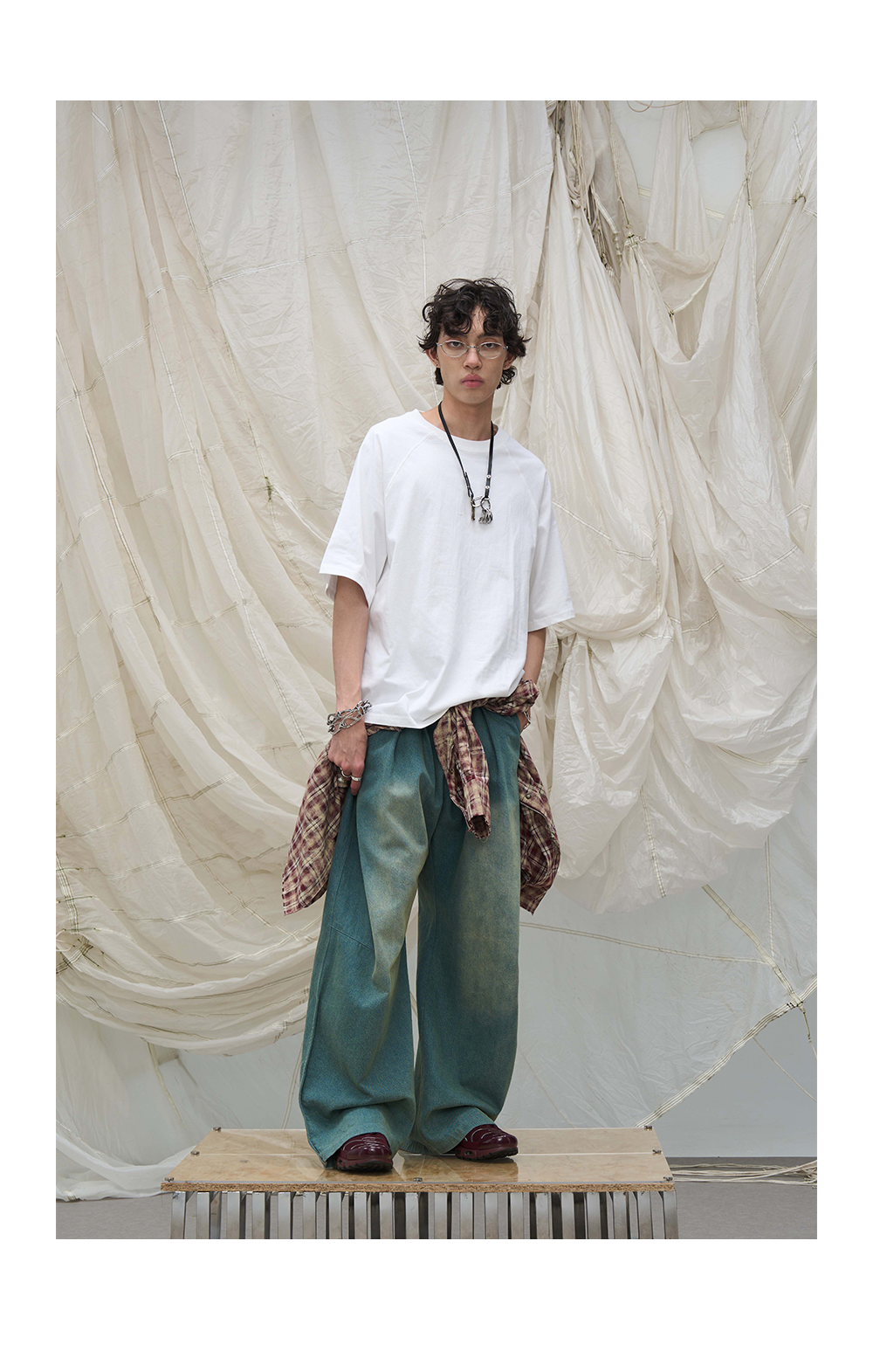 Leg Pleats Washed Jeans