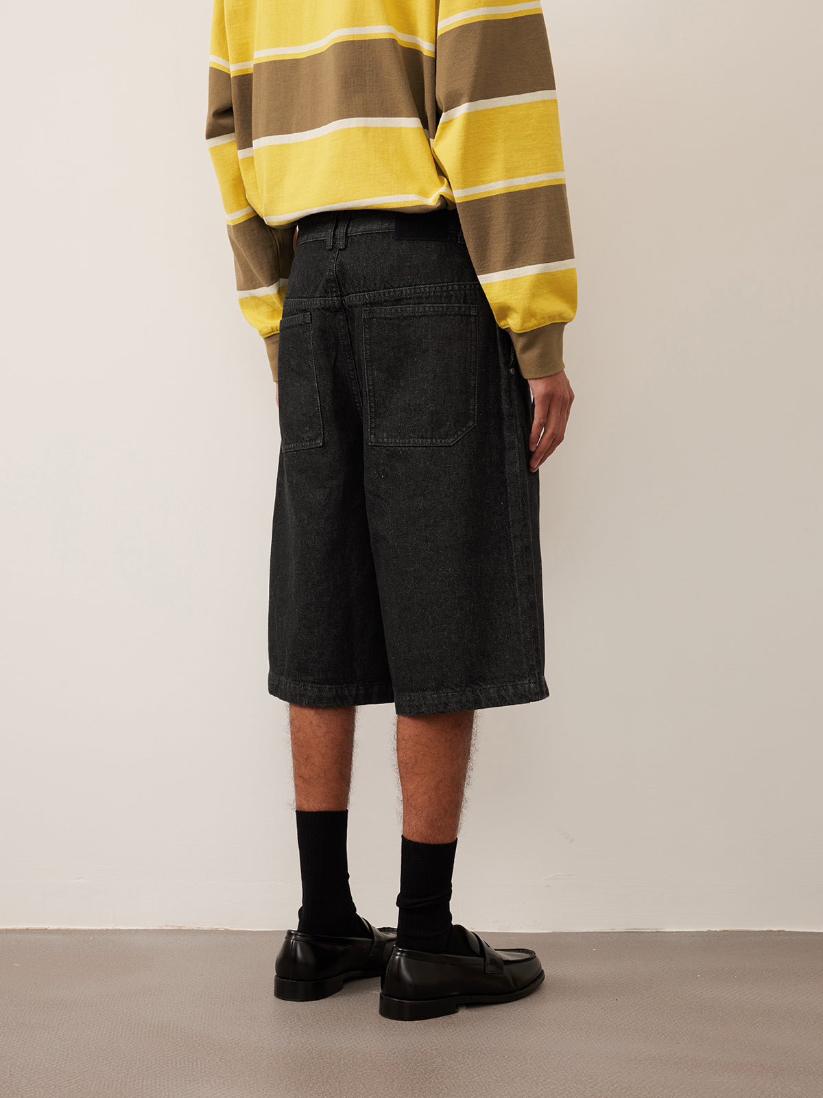 Single-pleated denim shorts