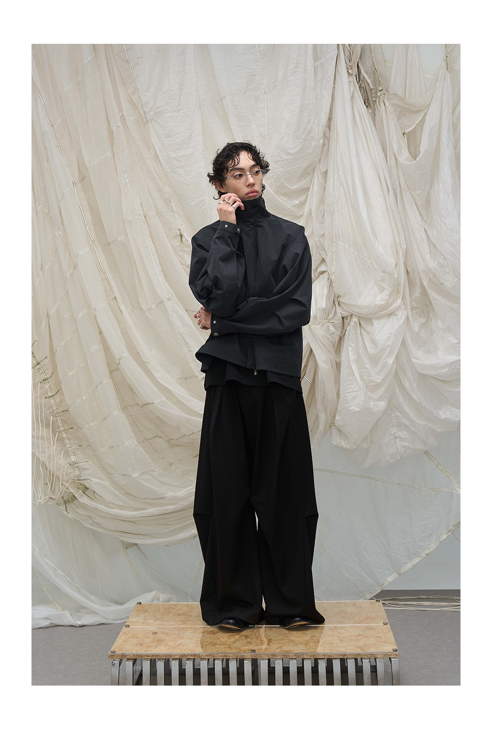 Loose-fitting scimitar silhouette Casual pants
