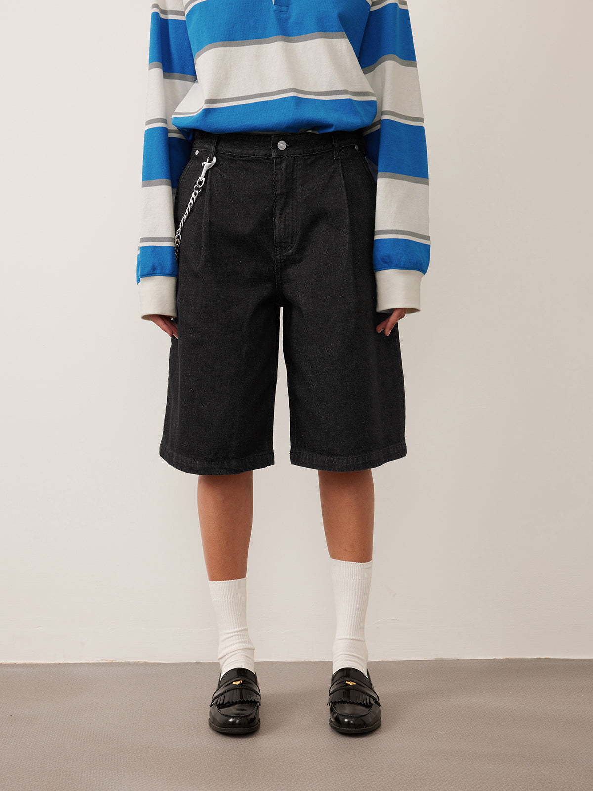 Single-pleated denim shorts