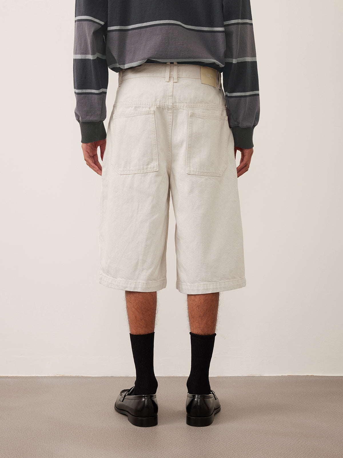 Single-pleated denim shorts