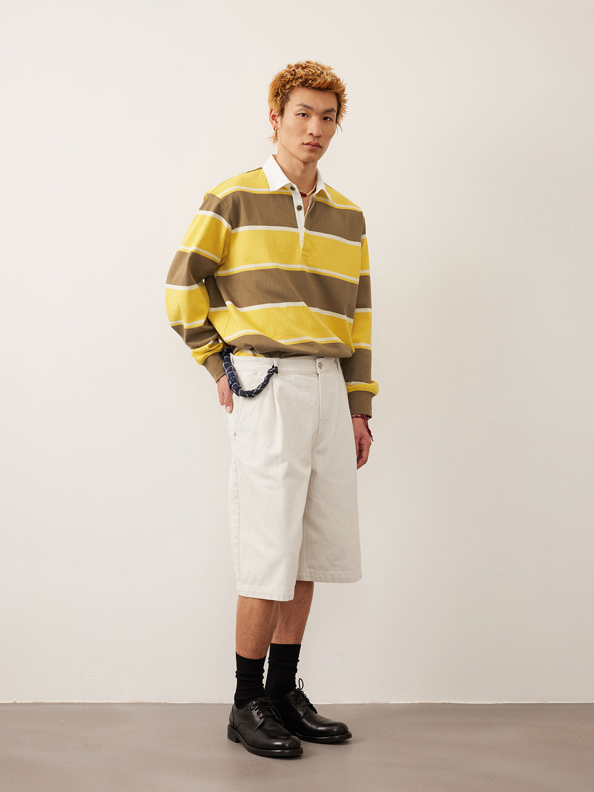 Single-pleated denim shorts