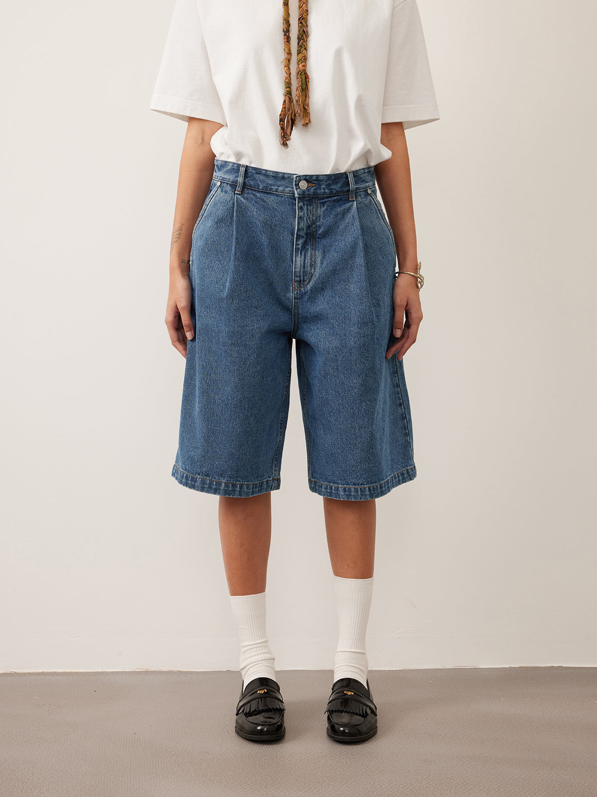 Single-pleated denim shorts