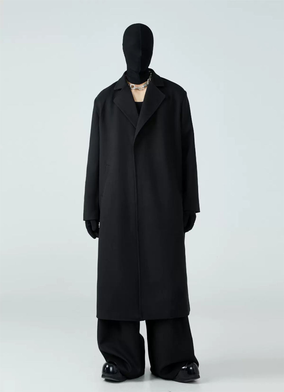 Mid-length buttonless wool coat 