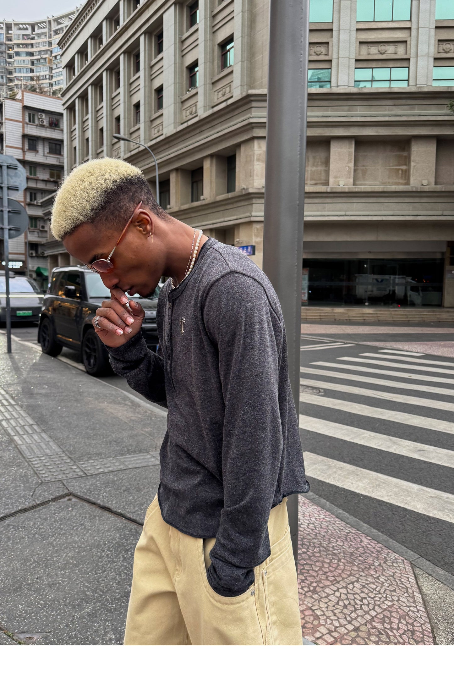 T-shirt with shiny buttons