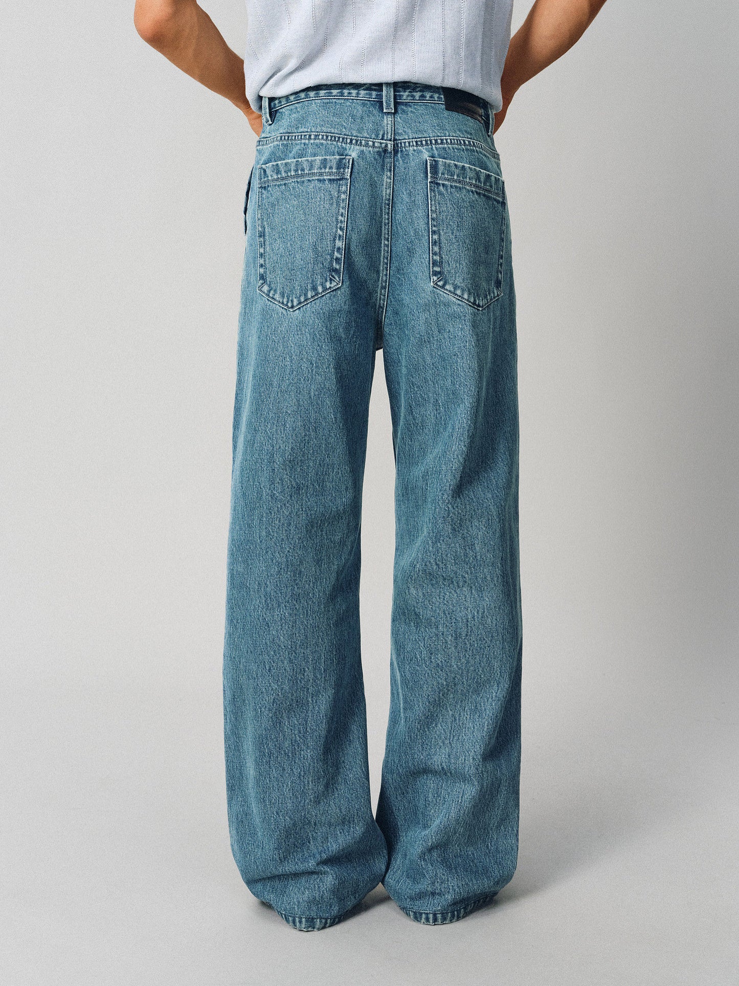 Straight-leg jeans with slanted pockets