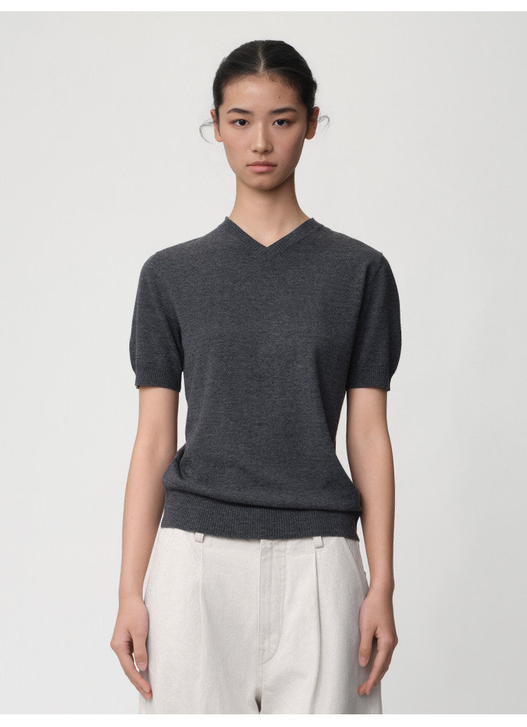 V-neck knit shirt