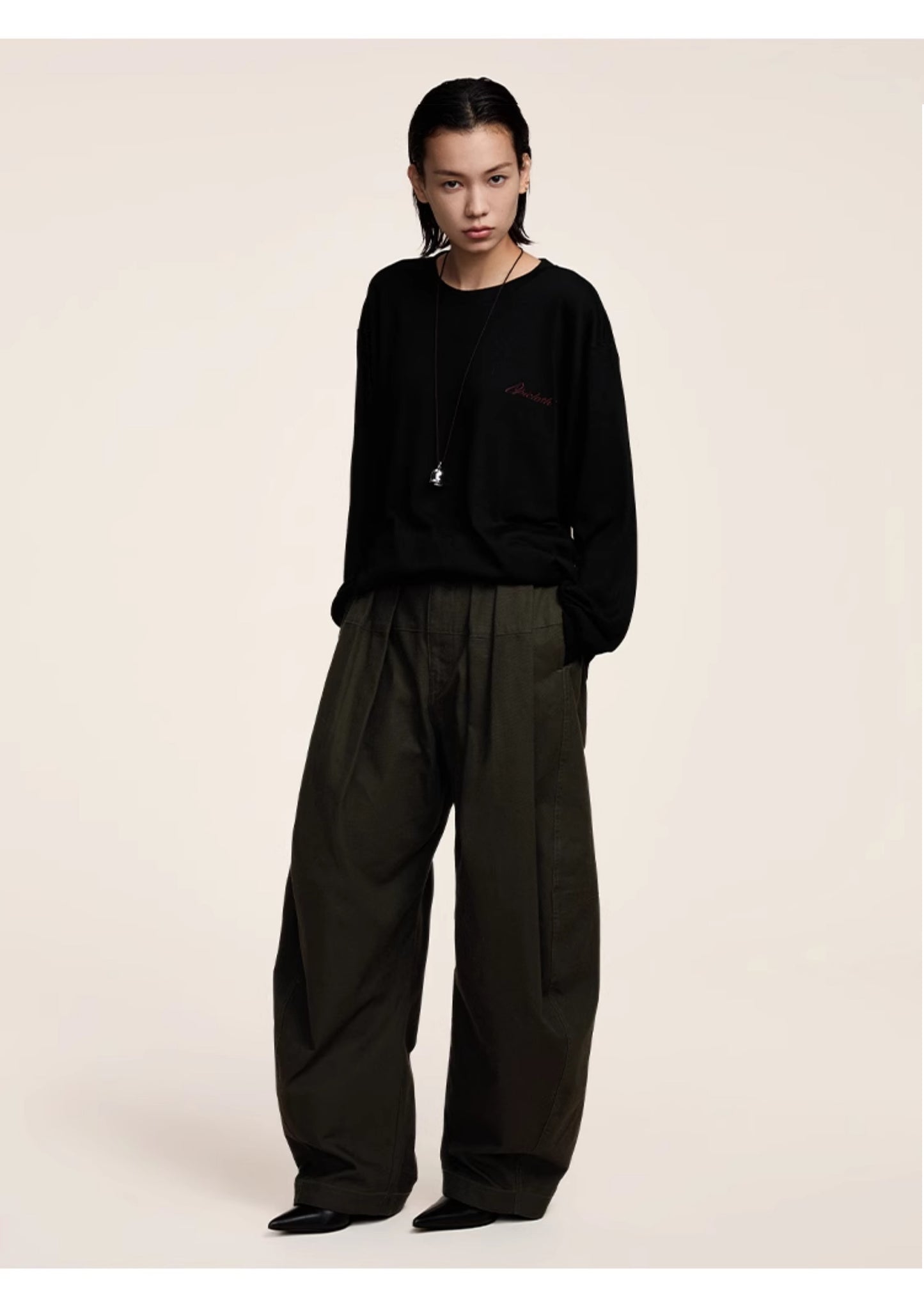 Three-dimensional scimitar silhouette casual pants